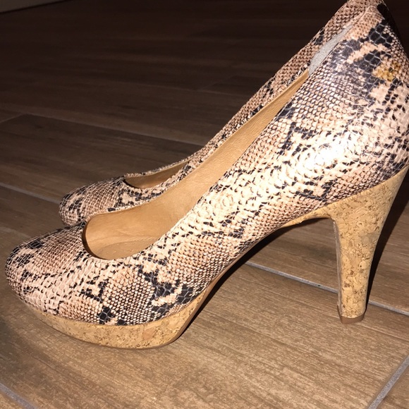 NURTURE By LAMAZE KIRA  Snake Print Heels. - Picture 4 of 8